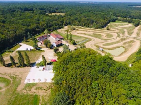 Le Circuit Mézilles Exterior photo